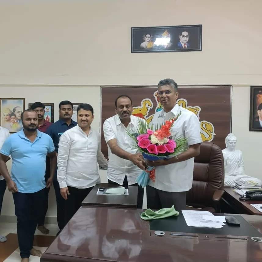 SLJarkiholi's tweet photo. ಕೊಪ್ಪಳ ಲೋಕಸಭಾ ಕ್ಷೇತ್ರದ ನೂತನ ಸಂಸದರಾಗಿ ಆಯ್ಕೆಯಾದ ಶ್ರೀ ರಾಜಶೇಖರ್ ಹಿಟ್ನಾಳ್ ಅವರು ಇಂದು ಬೆಂಗಳೂರಿನ ಗೃಹಕಚೇರಿಯಲ್ಲಿ ಭೇಟಿಯಾಗಿ ಕೃತಜ್ಞತೆ ಸಲ್ಲಿಸಿದರು.

ಈ ವೇಳೆ ಅವರ ರಾಜಕೀಯ ಭವಿಷ್ಯ ಉಜ್ವಲವಾಗಿರಲಿ ಎಂದು ಶುಭ ಹಾರೈಸಿದೆ. https://t.co/jLMfp6eT5Y