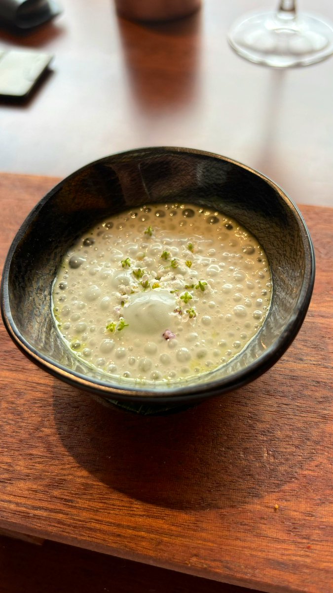 …la berenjena thai fragante de sabor y un aroma que inunda la mesa. Especias y hierbas muy integradas, lima kéfir restallante de aroma y frescura. Un plato que te golpea de placer.
Sigue un taco hecho con lentejas indias, secadas y reconstruidas en taco relleno de bogavante.