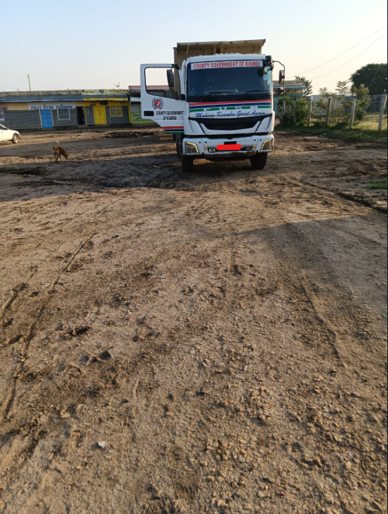 C_NyaKundiH's tweet photo. Sightings of Kiambu County trucks loitering around Talek in Maasai Mara for three weeks now. It seems someone is leveraging their authority to pursue dubious private projects on the side. Governor Wamatangi should tighten the reins on his crew. https://t.co/SYLxx7wkvi