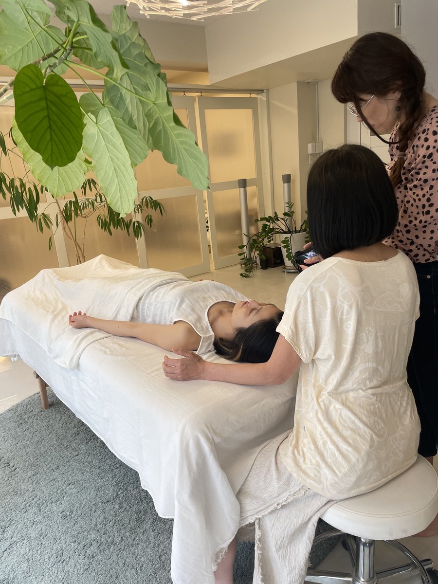 HL_yoyogi's tweet photo. ラウンジ一新計画の活動中✨オフショットのひとこま
#holisticlounge
#ホリスティックラウンジ
#癒し
#整う
#ボディワーク
#代々木
#新宿
#エサレン
#ロミロミ
#アーユルヴェーダ
#SEITAI
#フローティングボディ
#ディープティシュー
#teateセラピー
#脳疲労のためのボディケア https://t.co/vT4yoIaWtH