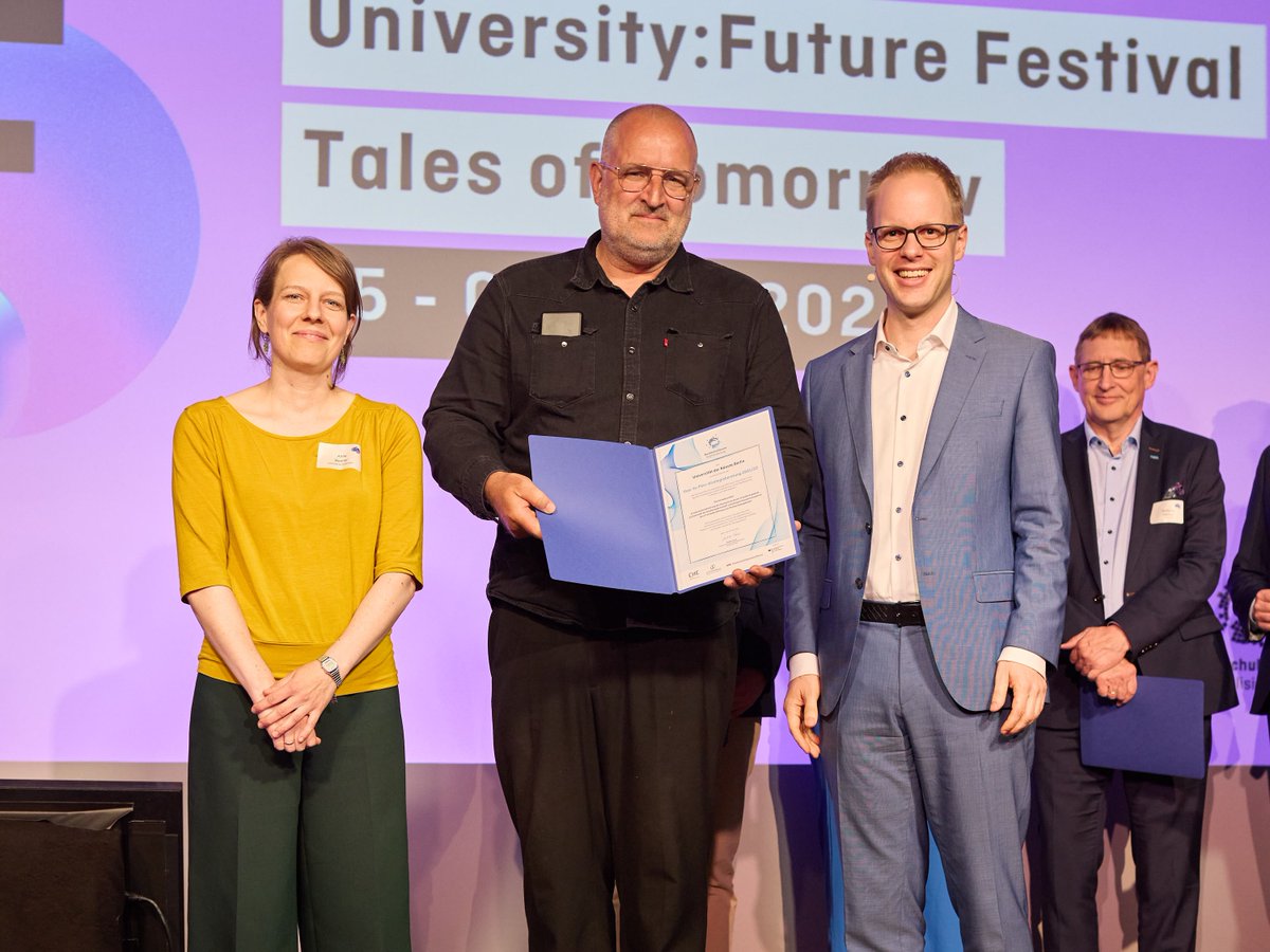 Universität der Künste Berlin (@udk_berlin_) on Twitter photo Die #UdKBerlin nahm auf dem vergangenen University Future Festival das Zertifikat für die Teilnahme an der Peer-to-Peer-Strategieberatung zur Digitalisierung in Studium und Lehre des <a href="/HFDdigital/">Hochschulforum Digitalisierung (HFD)</a> entgegen. Danke für den produktiven Austausch und die wertvollen Impulse. Die #UdKBerlin nahm auf dem vergangenen University Future Festival das Zertifikat für die Teilnahme an der Peer-to-Peer-Strategieberatung zur Digitalisierung in Studium und Lehre des <a href="/HFDdigital/">Hochschulforum Digitalisierung (HFD)</a> entgegen. Danke für den produktiven Austausch und die wertvollen Impulse.