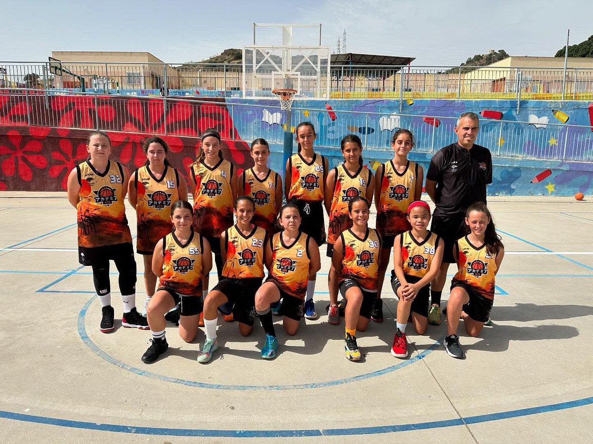 675Academia's tweet photo. 🏆 ¡CAMPEONAS DE LIGA FAB MÁLAGA PLATA!
Día para el recuerdo para nuestro #MiniFem, que el pasado viernes se proclamaron CAMPEONAS de su competición.
En una final que se decidió tras ¡TRES PRÓRROGAS! nuestras chicas consiguieron imponerse a MBK.
🟠⚫️ #Academia675 https://t.co/Lke9EbVT6A