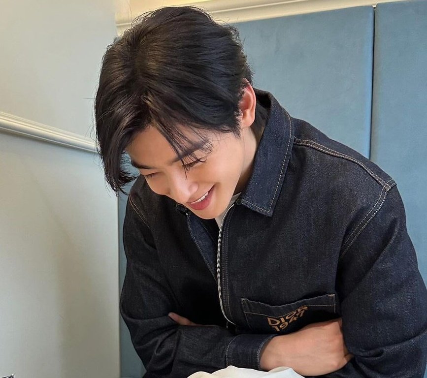 ChaEunwooINTL's tweet photo. Hey Cha Eunwoo's fans! 💙

Let's come together to support the amazing #CHAEUNWOO. His hard work & dedication to his craft are truly inspiring. 
Now, it's our turn to show our appreciation & support!

1. Like & share his posts: Every like, comment, & share on his posts (or about him) helps spread his works & shows Eunwoo that we’re behind him 100%. Let’s make his social media explode with positivity!
2. Positive comments: Leave encouraging & positive comments on his posts (or about him). Let’s flood his notifications with uplifting messages to keep his spirits high.
3. Use his tags: When you post about Eunwoo, make sure to use his personal tags. This helps increase his visibility.
4. Spread the word: Introduce everyone to Eunwoo's work. The more, the merrier! Let's grow this amazing community.

Remember, every small action counts. Together, we can make a huge difference & show Cha Eunwoo just how much he means to us. He’s always working hard for us, so let’s give back by supporting him in every way we can.

#차은우 #チャウヌ #车银优 #ชาอึนอู #車銀優