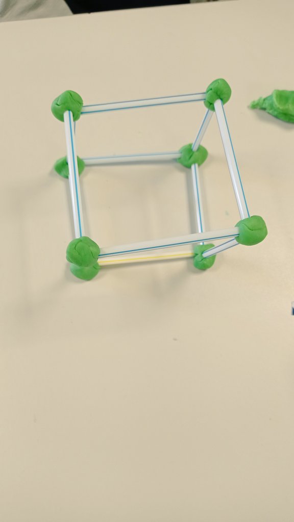 Apprentissage sur les solides 
Apprenons en faisant 
<a href="/Ravine_Creuse/">École Ravine Creuse 1</a>