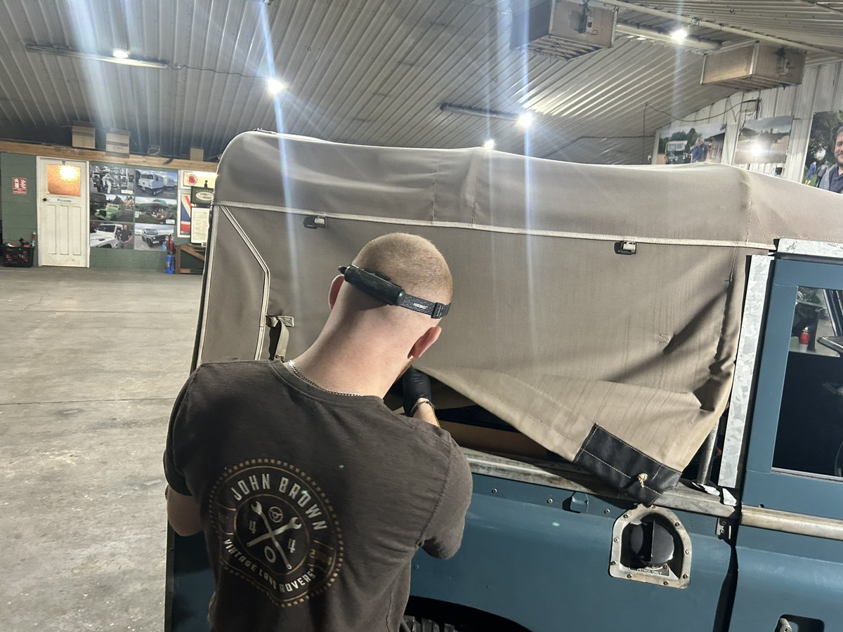 JohnBrown4x4's tweet image. The week starts early at John Brown 4x4! - 6am in the workshop and we are working on new stock, gearbox repairs, and everything else. There’s lots to do before the week is out. #busy #earlystart #gearbox #landrover