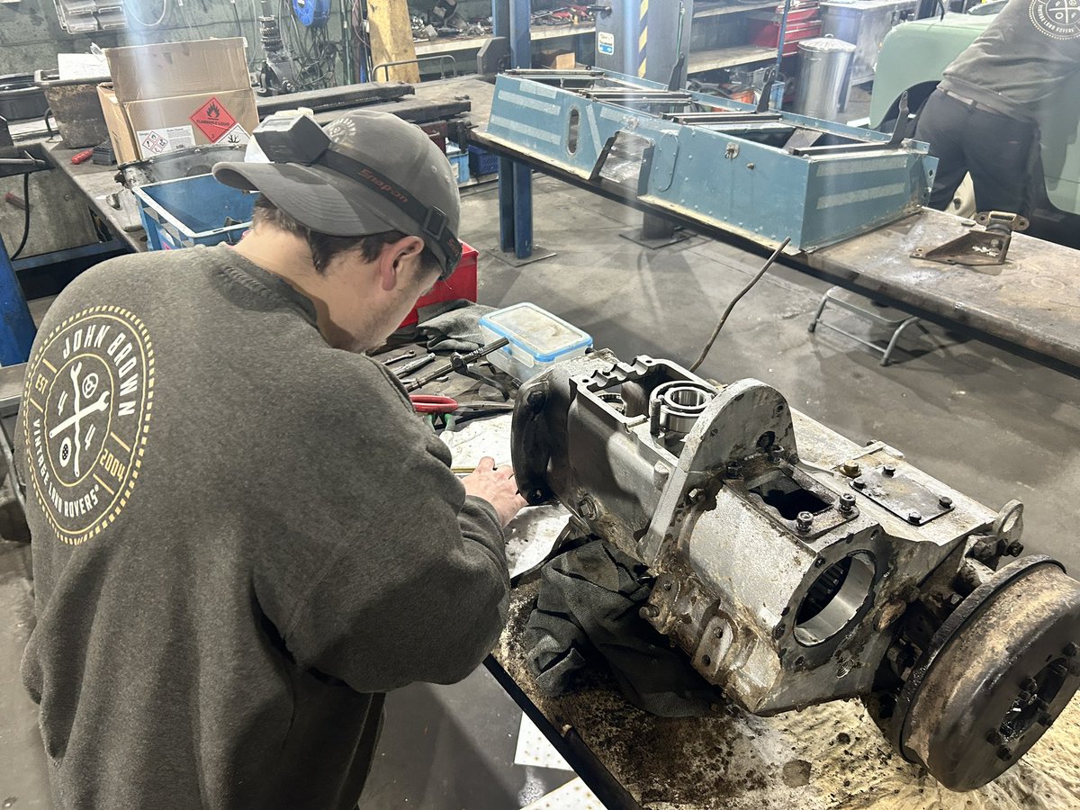 JohnBrown4x4's tweet image. The week starts early at John Brown 4x4! - 6am in the workshop and we are working on new stock, gearbox repairs, and everything else. There’s lots to do before the week is out. #busy #earlystart #gearbox #landrover