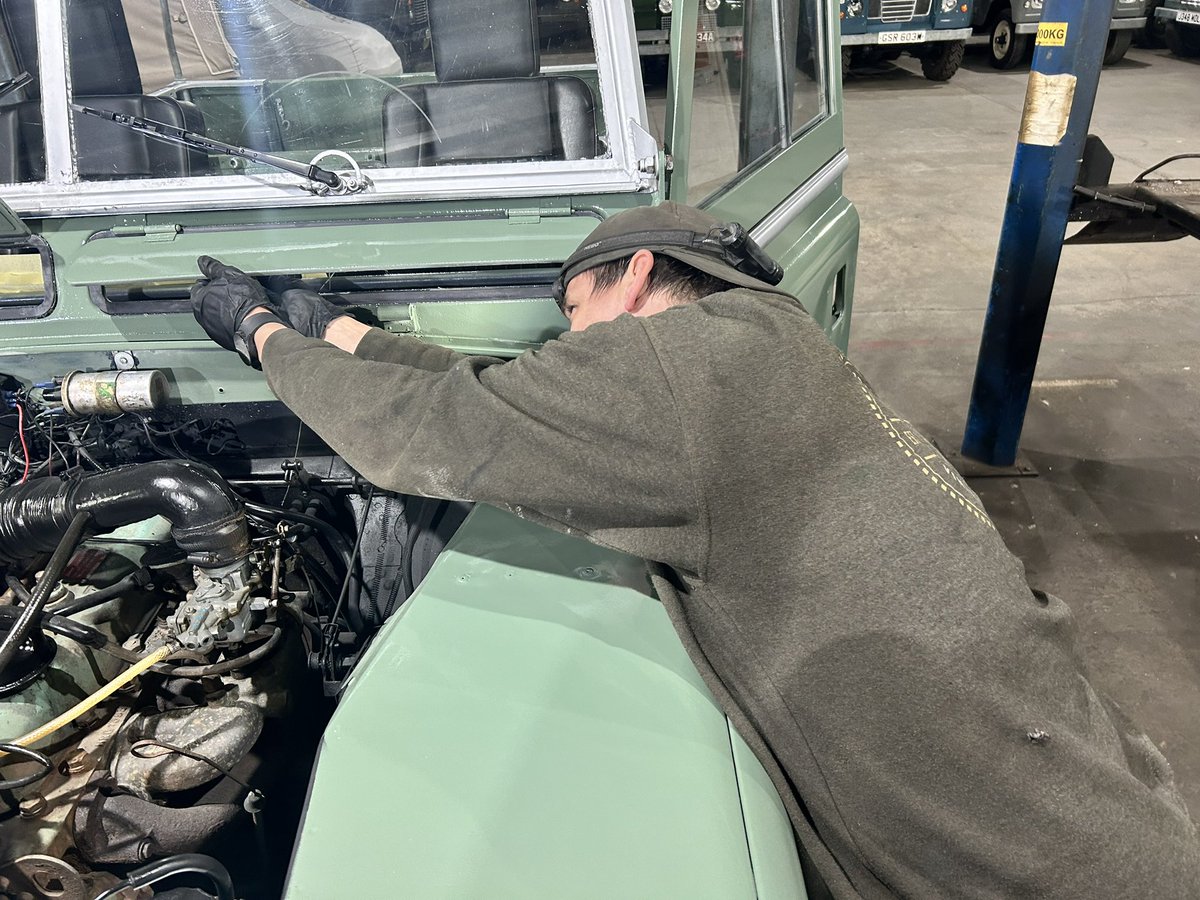 JohnBrown4x4's tweet image. The week starts early at John Brown 4x4! - 6am in the workshop and we are working on new stock, gearbox repairs, and everything else. There’s lots to do before the week is out. #busy #earlystart #gearbox #landrover