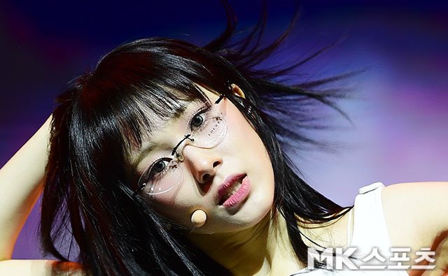 evglowz's tweet photo. [PRESS] EVERGLOW Mia, the best at pulling off the zombie concept, full of energy #Zombie https://t.co/JKs4dpXfry