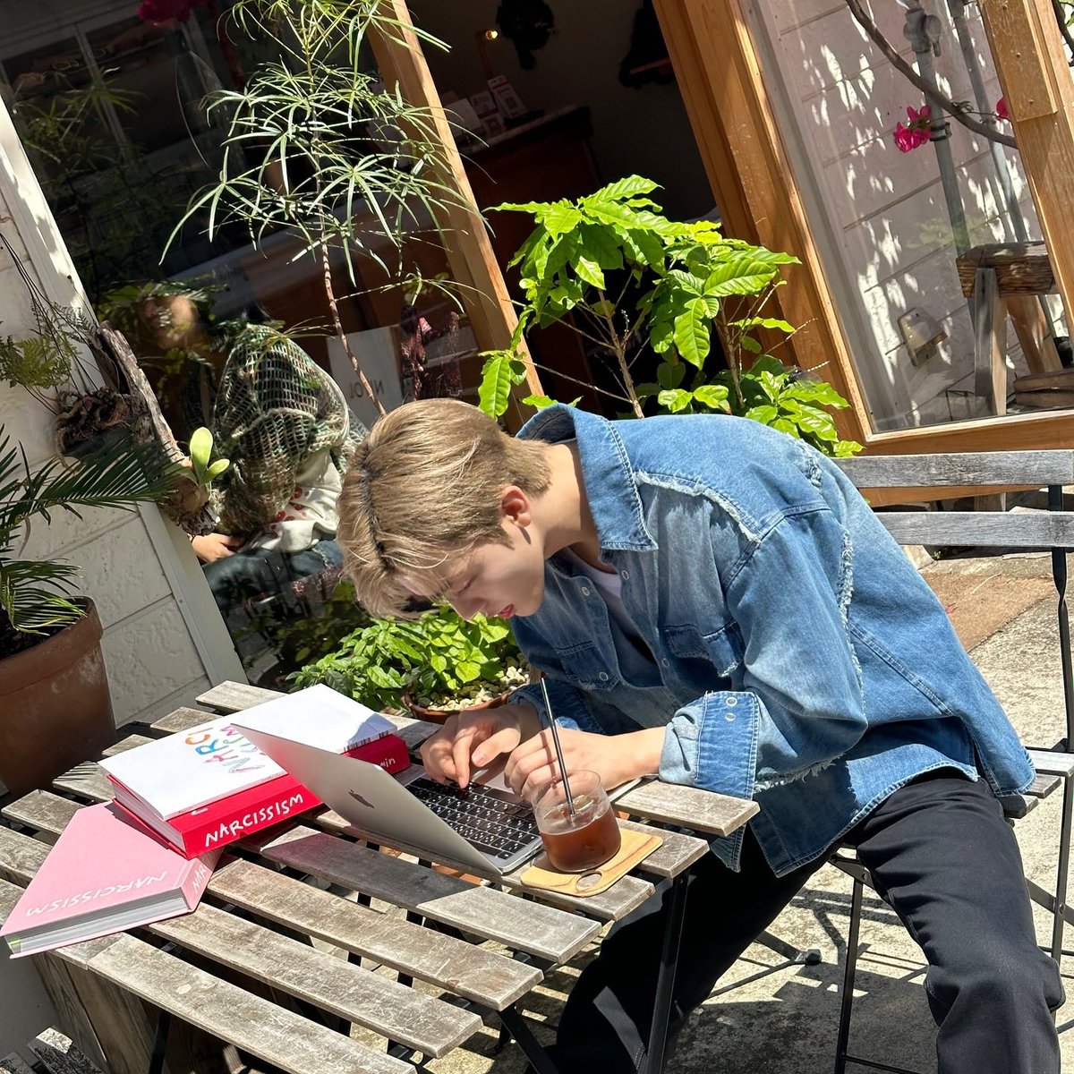 mcdtournesol's tweet image. แจมินมาหย่อนแบบชัดๆเรียบร้อย ㅠㅠㅠㅠ ชืื่อนิทรรศการภาพถ่ายครั้งนี้ 🥺💘 narcissism แล้วคือมีทั้งหนังสือปกแดง ปกชมพู ปกขาว คือเป็นเวอชั่นของฟตบ? หรือเป็นฟตบก่อนไฟนอลให้แจมินเลือกมั้ยนะ ตื่นเต้นมากๆๆๆๆ