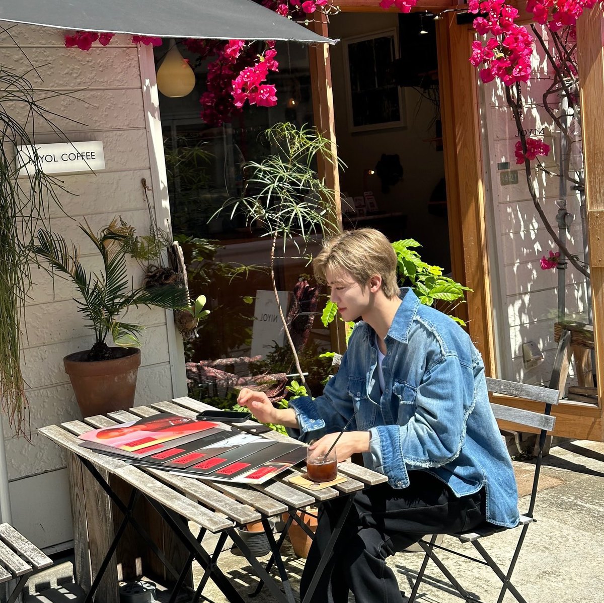 najaeispua's tweet image. อมก นี่แหละลุคตอนทำงานนิทรรศการของแจมินคือที่สุดมากกกก ฟตบเล่มเป็นปึก โอ้ยตื่นเต้นอ่ะ😭😭