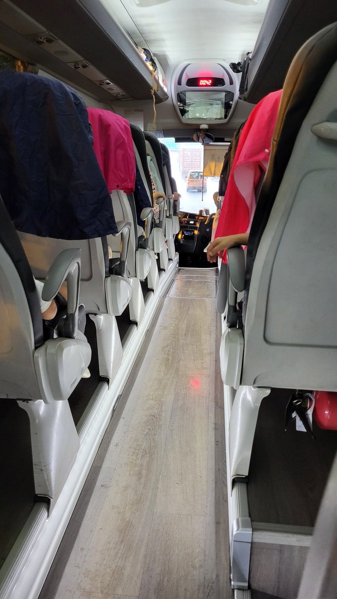 meriaf81's tweet photo. Comencem les primeres colònies amb els més petits!! 🚌Autocar ple d'infants ben contets😃! #mopi5 #i5 #jeclot @JesuitesEdu https://t.co/hDWq3q2An7
