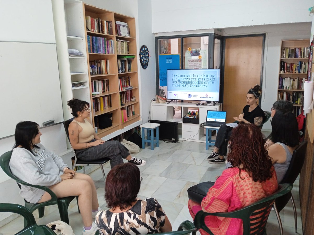 SaludMentalVAL's tweet photo. Hemos inaugurado un espacio de encuentro creado por el grupo de mujeres de #ASIEM, para charlar y debatir sobre cuestiones de género y salud mental, donde se reflexionó sobre el sistema de género como raíz de las desigualdades entre mujeres y hombres. https://t.co/PV1cp0ZpSl