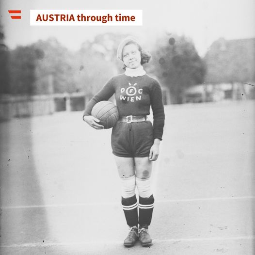 *** النمسا عبر التاريخ *** 
#كرة_القدم
#النساء 
# ١٠٠_عام 
#اول 
#فريق_كرة_قدم_للنساء

#Austria
#specialanniversary 
#Austrian 
#women 
#football 
#Diana
© Goalkeeper ‘Mutz’ Fink of the Vienna Women's Football Club, 1935 | ÖNB - Austrian National Library
facebook.com/share/p/ZSBqRR…