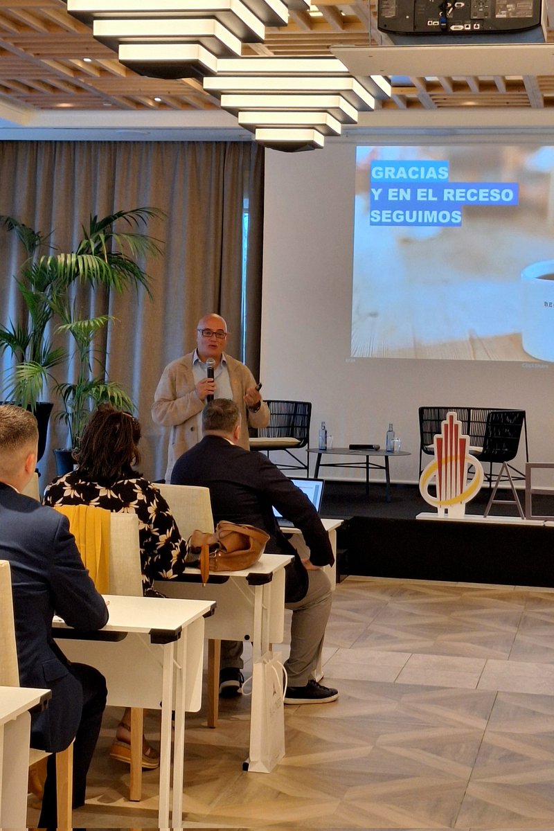 🙋‍♀️Seguimos estás #ExperienciasAEDH, desde este bonito salón del hotel de #Vigo <a href="/Attica21Hotels/">Attica21 Hotels</a>, con <a href="/IsidroTenorio/">Isidro Tenorio</a> que nos cuenta todo el valor que aporta la <a href="/Comunidad_AEDH/">Directores de Hotel #TurismoSomosTodos #50AEDH</a> a sus asociados.👍  #Turismo #Hoteles #Formación