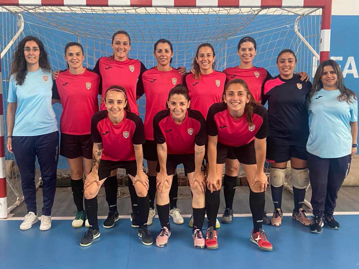 El equipo CD Espiguera Féminas ganó ayer el partido de fase de ascenso y sube a segunda división femenina de fútbol sala. Ayer fueron recibidas por jugadoras de la cantera en el aeropuerto.
