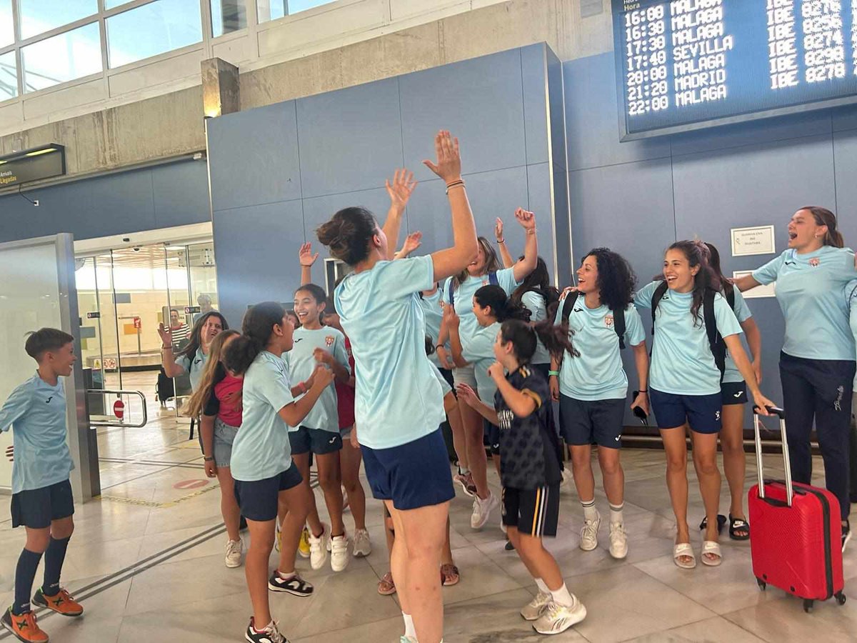 ondaceromelilla's tweet photo. El equipo CD Espiguera Féminas ganó ayer el partido de fase de ascenso y sube a segunda división femenina de fútbol sala. Ayer fueron recibidas por jugadoras de la cantera en el aeropuerto. https://t.co/yEci9KHF5Y