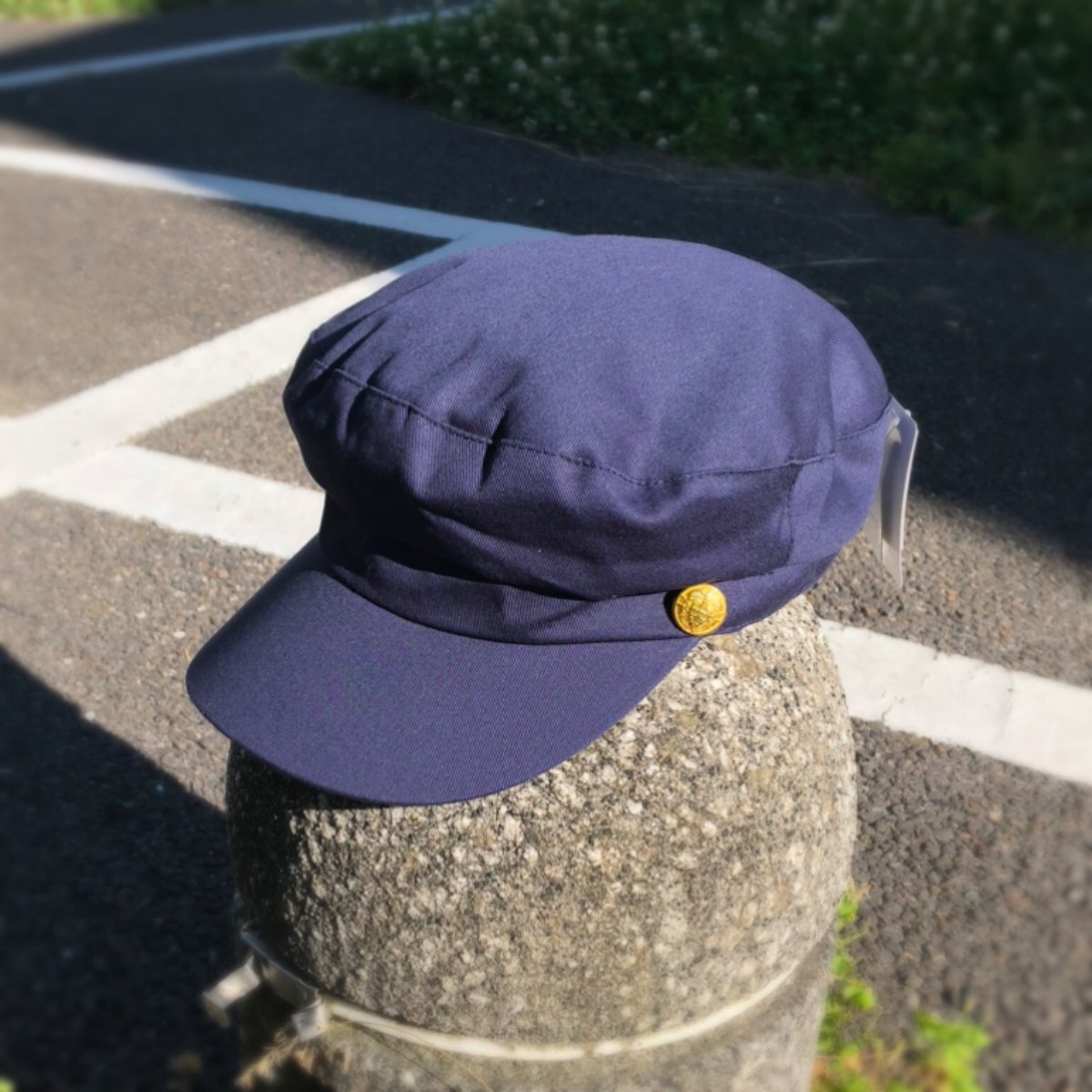 mattomento's tweet photo. ついでに商品撮影。
手ぶらで行って帰るわけないっしょ、という事でw
⚓️COTTON MARINE CAP ¥3,850-
シンプルなデザインにゴールドのボタンが上品なマリンCAPです！
#マリンキャップ　#帽子屋 #marinecap #キャップ #おしゃれなキャップ #紫外線対策 https://t.co/dXUWGMiPuS