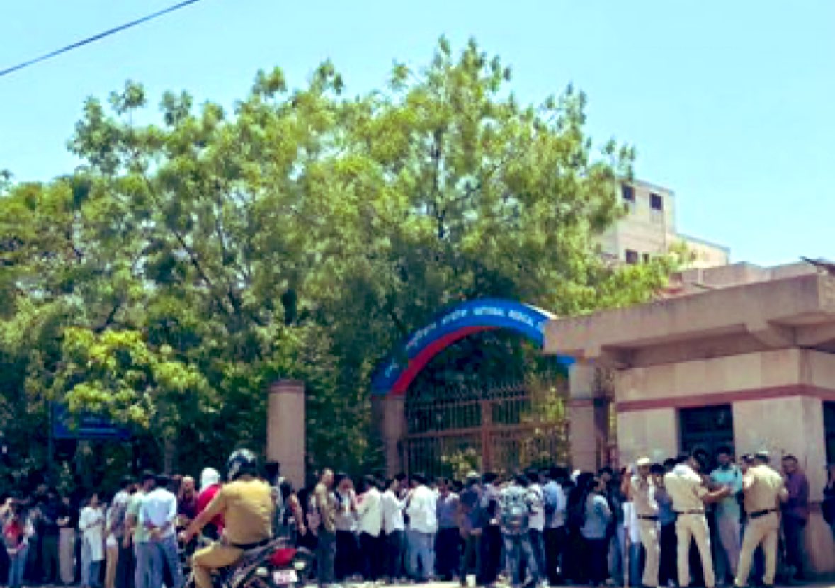 DrSudhanshupan's tweet photo. Regarding the recently notice issued by @NMC_IND
#FMGs have gathered near NMC in New Delhi and are requesting to withdraw the notice. Pls listen to us otherwise we will be move to protest.
@dryogendermalik sir please listen to us.
@aajtak @ndtv @ABPNews @ZeeNews @NewsNationTV https://t.co/0nYvZ1L3j4