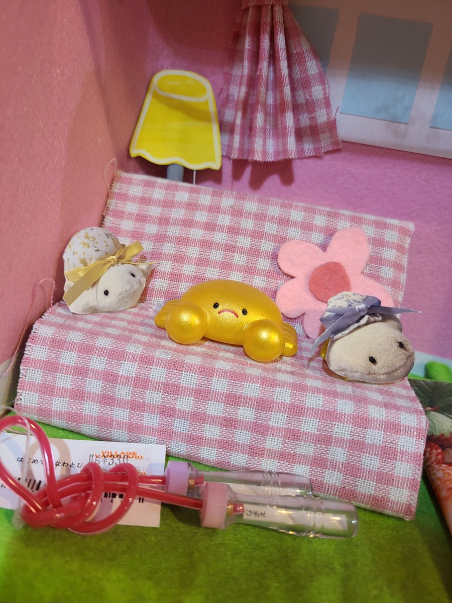 vv_ota's tweet photo. おにんぎょう村様からリポストされたので！レジ前にもおにんぎょう村ジオラマがあるのでお写真とりにきてね！だいしゅきなこと跳び箱なわとび。グーのかには何度回しても赤が出ませんでした。
 #villagevanguard #ぬいぐるみ  #おにんぎょう村 https://t.co/BiUuudHgb7