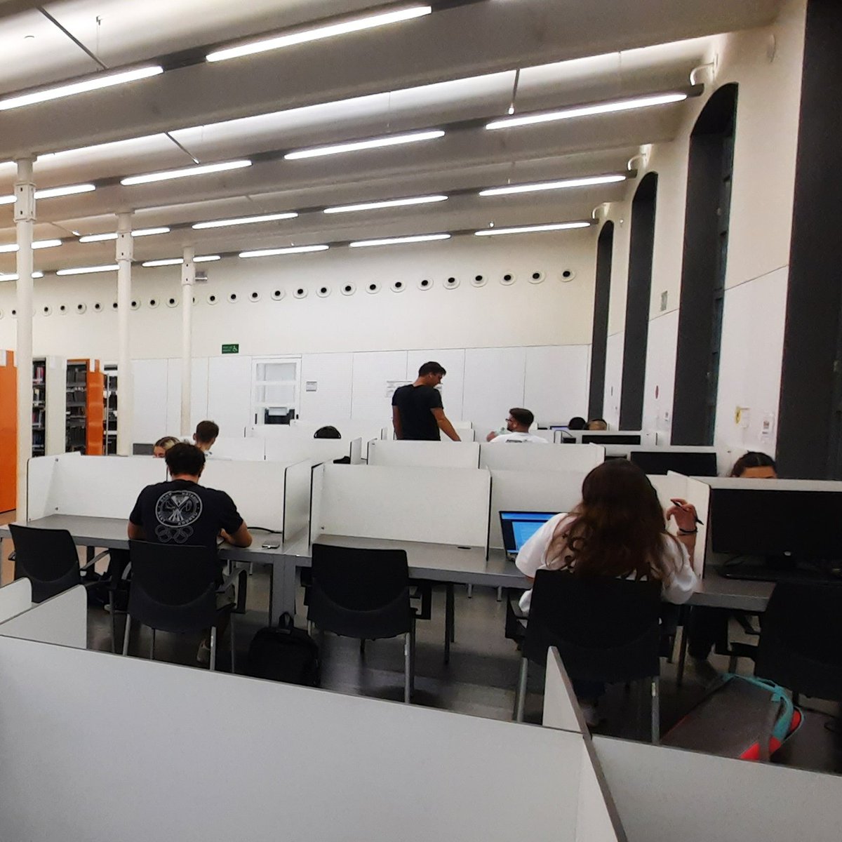 UPFBarcelona's tweet photo. Bon dia! ☔️🌧️☕️

Obrim el fil de l'agenda desitjant molta sort i encerts als estudiants de la UPF durant els exàmens de tercer trimestre, que comencen el dimecres. 

Som-hi! 💪🙌🍀 https://t.co/bx3Af0bDWP