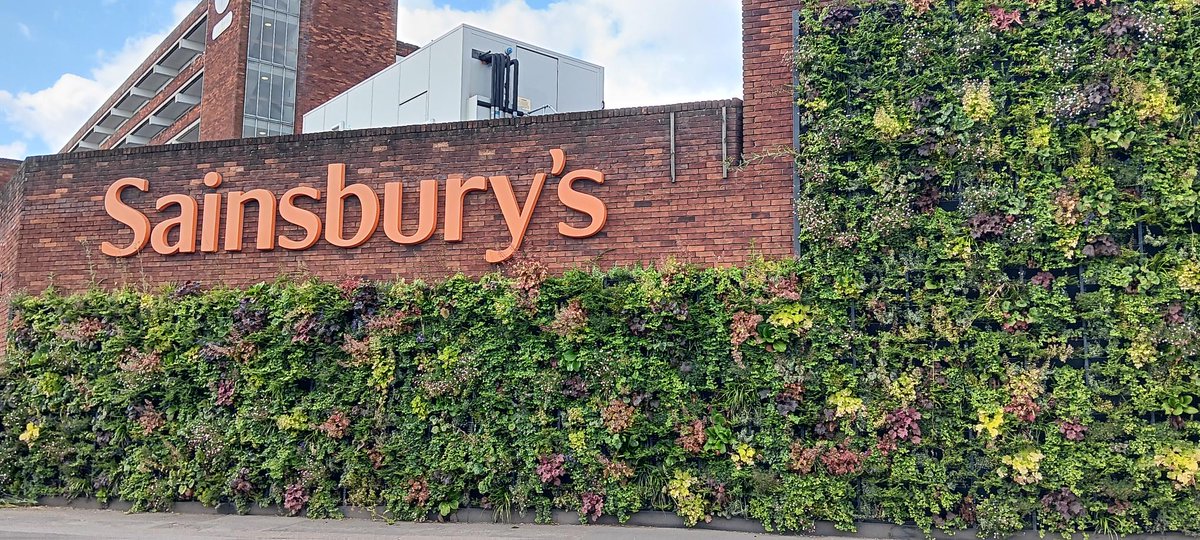 LoveWXHerts's tweet photo. The Living Wall in Waltham Cross is coming along nicely 💚🌻

The wall helps to improve air quality with the extraction of a total of 460kg of CO2 per year, and production of 340kg of oxygen.

Learn more: https://t.co/HsHS7C9sMm https://t.co/N4MSyPdKR1