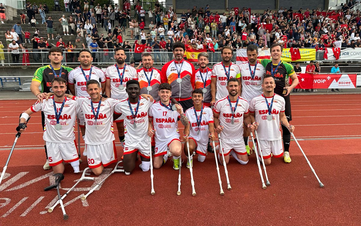 RBetisFundacion's tweet photo. ¡Es todo un 𝓞𝓡𝓖𝓤𝓛𝓛𝓞 decir que la Selección Española de fútbol para amputados es 𝘀𝘂𝗯𝗰𝗮𝗺𝗽𝗲𝗼𝗻𝗮 de la Liga Europea! 🇪🇺 ⚽️

¡Enhorabuena, chicos! 💚 ¡Todo trabajo tiene su recompensa! 🥈 https://t.co/xPiFfgoXo2