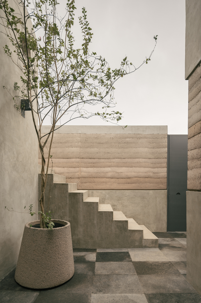 ArchDaily's tweet image. Using #rammedearth and #concrete, pine wood beams and handmade mud brick as a base, Nandi #House uses bio-construction techniques that mimic the landscape to be economically and environmentally viable. ow.ly/zbHs50ScP4j