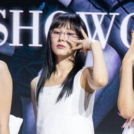 are yall seeing her???

#EVERGLOW #MIA #에버글로우 #미아 <a href="/EVERGLOW_twt/">EVERGLOW(에버글로우)</a> #EVERGLOW_ZOMBIE