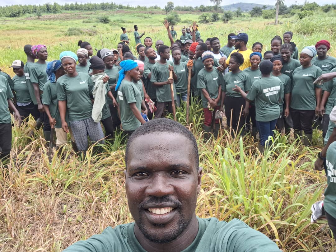 MerePlantations's tweet photo. Friday's #GreenGhanaDay was a huge success! Thank you to our Mere team & @fcghana2020 district division for starting the journey of 10,000 Teak seedlings & 200 mango seedlings for onward growing.
Greening Ghana together for a sustainable future.
#LetsGoPlanting #LetsGoGrowingπ¬ππ¬π§ https://t.co/LWwcEslJSp