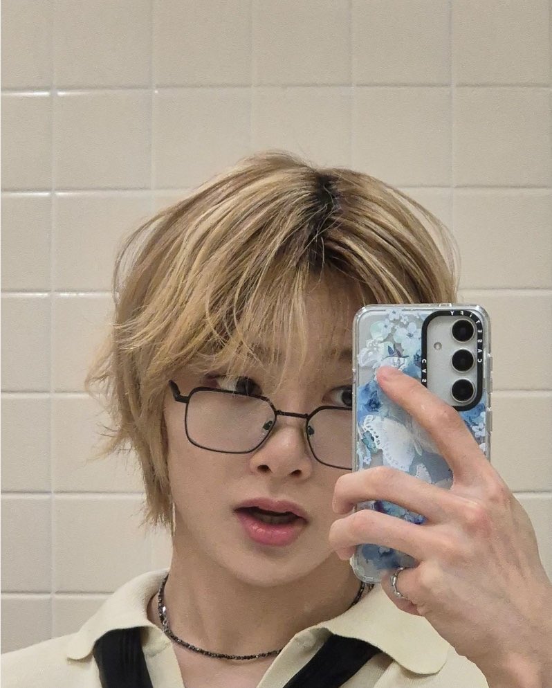 hyunin! sama-sama mirror selca tapi damage nya sangat berbeza
