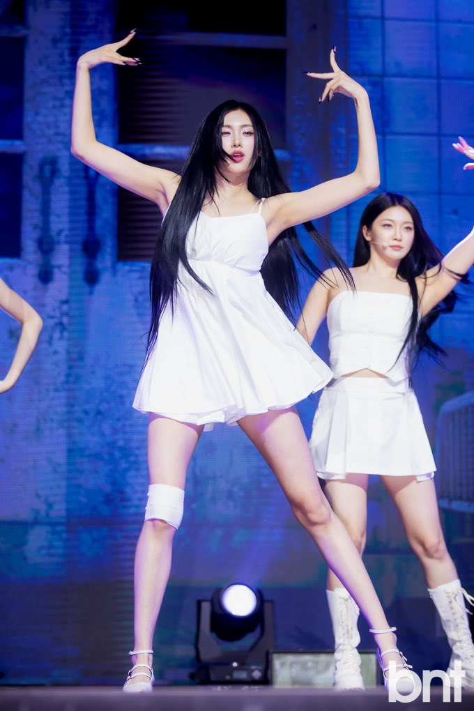 evglowz's tweet photo. [PRESS] EVERGLOW Aisha, charismatic performer #Zombie https://t.co/5UO4uLiRPd