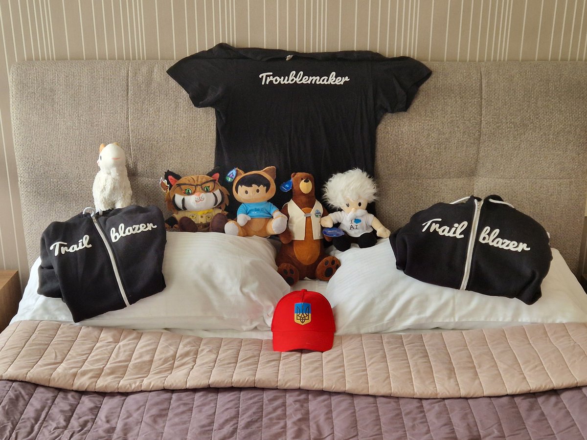 SalesforceWill's tweet photo. Hmm... something tells me, my visit to #Kyiv was no surprise, as my @Salesforce #Trailblazercommunity friends were already here waiting for me, with a #SupportUkraine cap and one of my fave @shirtforceOrg tees! #Astro #Codey #Appy #Cloudy & #Einstein #UkraineSFcommunity https://t.co/67ILlFVCt9