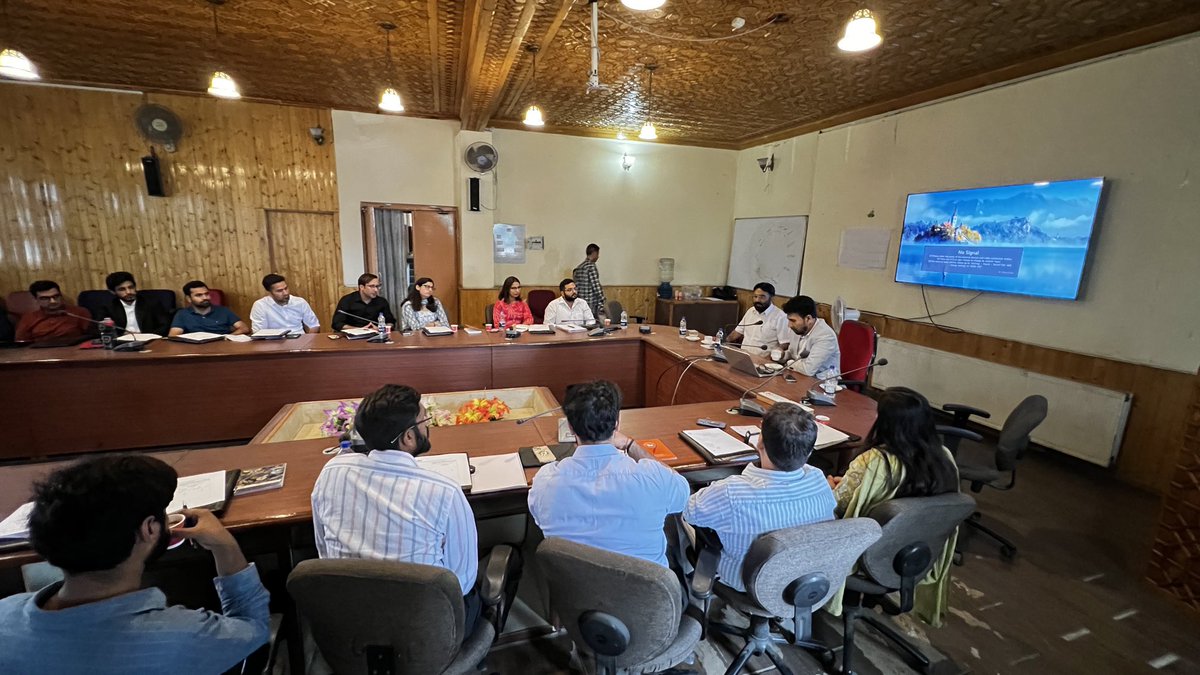 jkrddpr's tweet photo. Shabir Hussain Bhat, Director of #RuralDevelopment #Kashmir, led a session on the functioning of the RD & #PanchaytiRaj department, plan formulation & #PRI grants in three-day #CapacityBuilding Programme for Junior #JKAS officers (2024 Batch)at JK #IMPARD #Srinagar @ANI @MoRD_GoI https://t.co/N4i2EO5Ia2