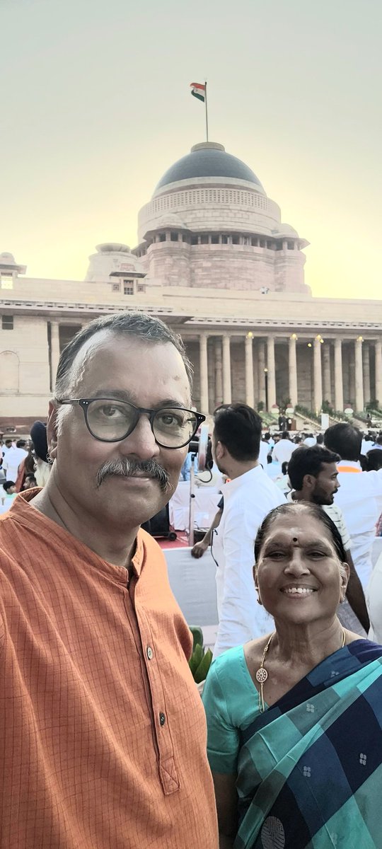 VenkaTweetesh's tweet image. பாரத பிரதமர் @narendramodi அவர்களின் பதவியேற்பு விழாவில் சந்தித்த பாஜக நிர்வாகிகள் @asuvathaman  @nalinisalem @drcksaraswathi
 @VijayadharaniM 
அவர்களுடன் 🕉️🇮🇳🙏

#PMModiAgain 
#viksitbharat