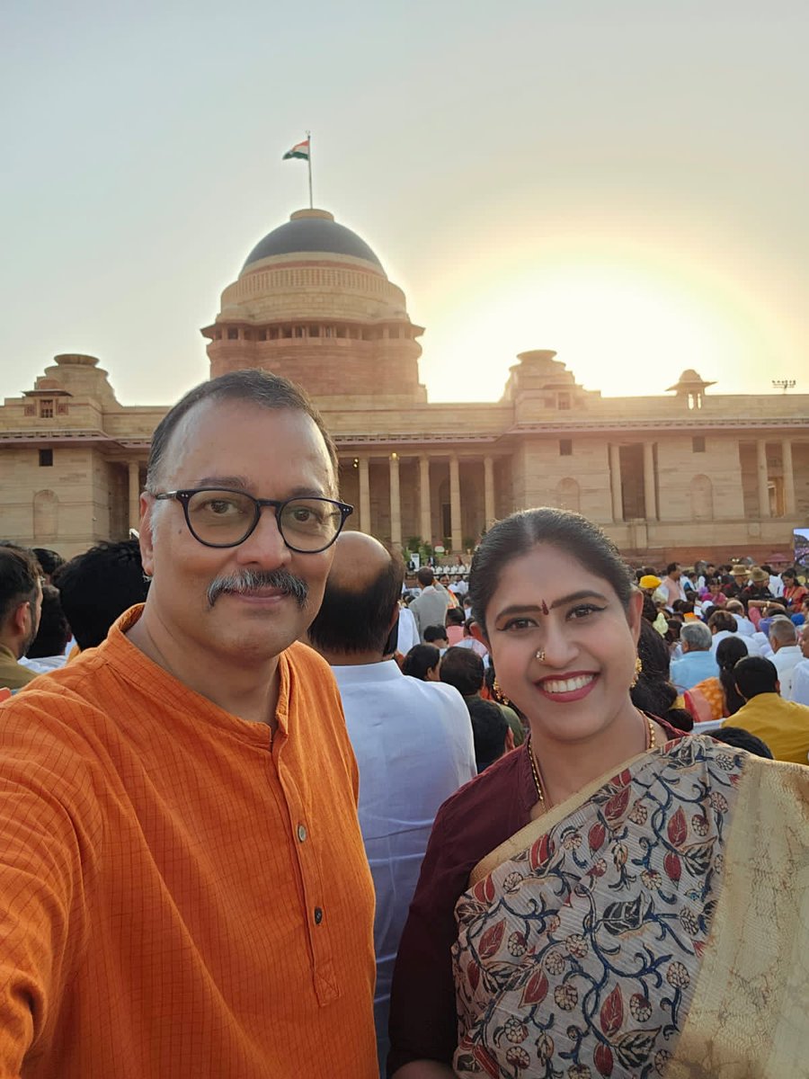 VenkaTweetesh's tweet image. பாரத பிரதமர் @narendramodi அவர்களின் பதவியேற்பு விழாவில் சந்தித்த பாஜக நிர்வாகிகள் @asuvathaman  @nalinisalem @drcksaraswathi
 @VijayadharaniM 
அவர்களுடன் 🕉️🇮🇳🙏

#PMModiAgain 
#viksitbharat