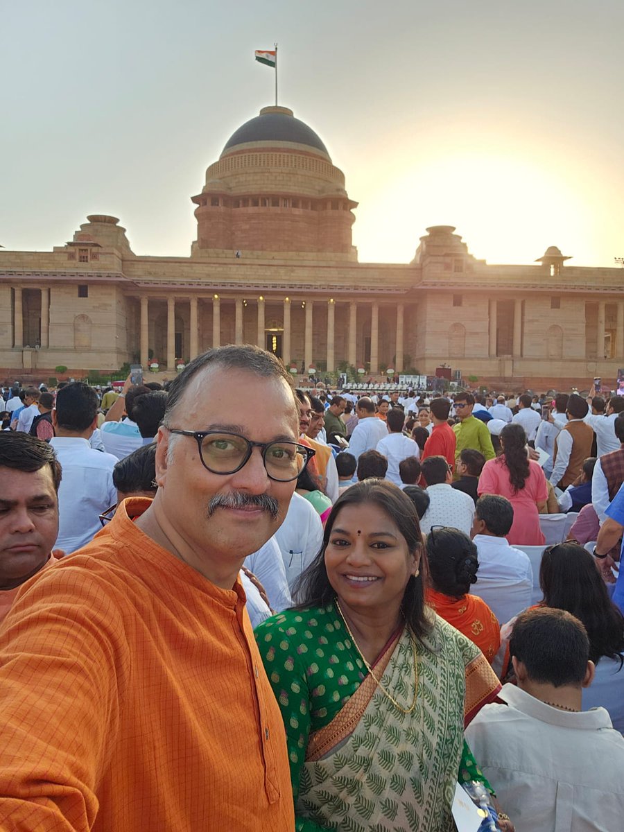 VenkaTweetesh's tweet image. பாரத பிரதமர் @narendramodi அவர்களின் பதவியேற்பு விழாவில் சந்தித்த பாஜக நிர்வாகிகள் @asuvathaman  @nalinisalem @drcksaraswathi
 @VijayadharaniM 
அவர்களுடன் 🕉️🇮🇳🙏

#PMModiAgain 
#viksitbharat