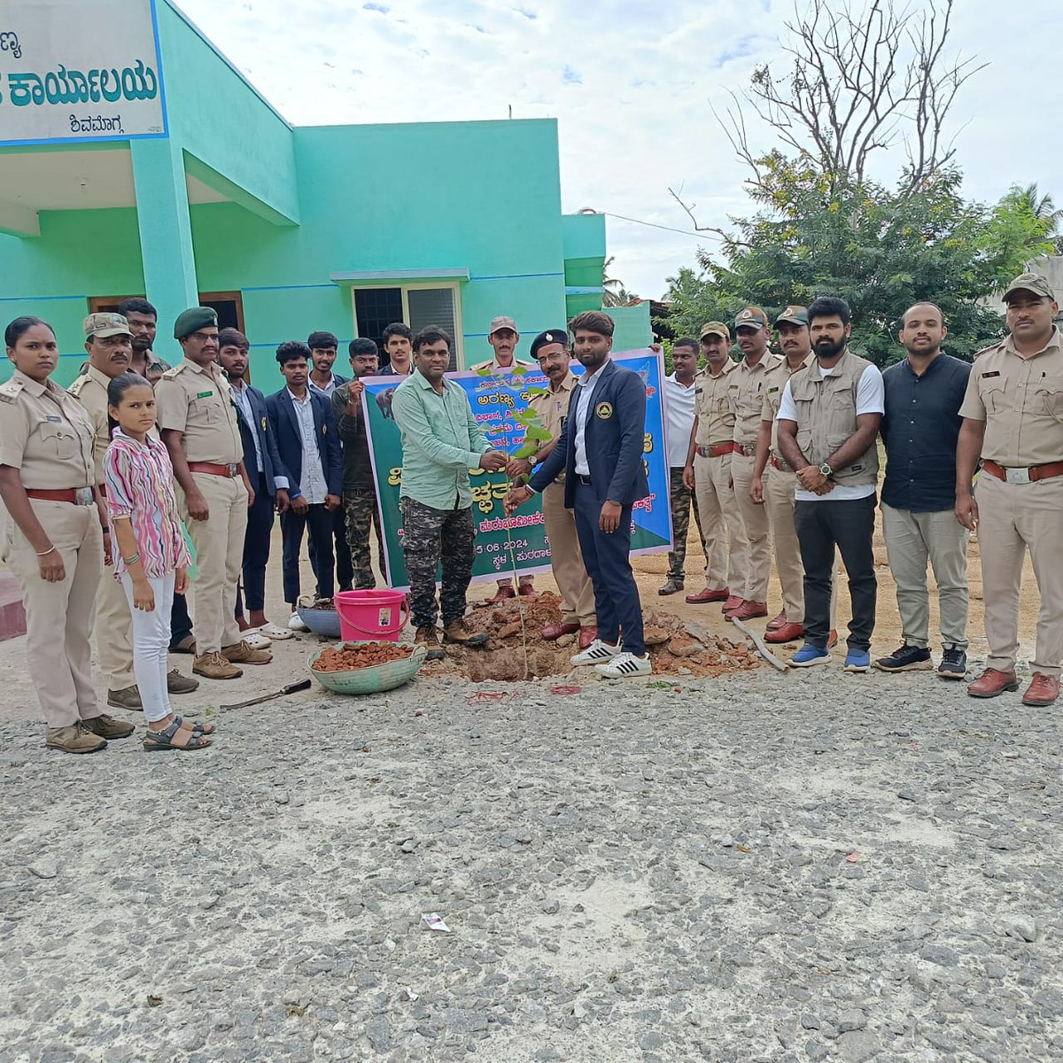 CirKfd's tweet photo. As a part of World Environment Day, cleaning drive was conducted in the roads passing through Shettihalli and Sharavati LTM sanctuary and planting program was conducted.
@aranya_kfd @CirKfd @kanara_kfd @moefcc @aranya_kfd_k https://t.co/g2iDQaunUK