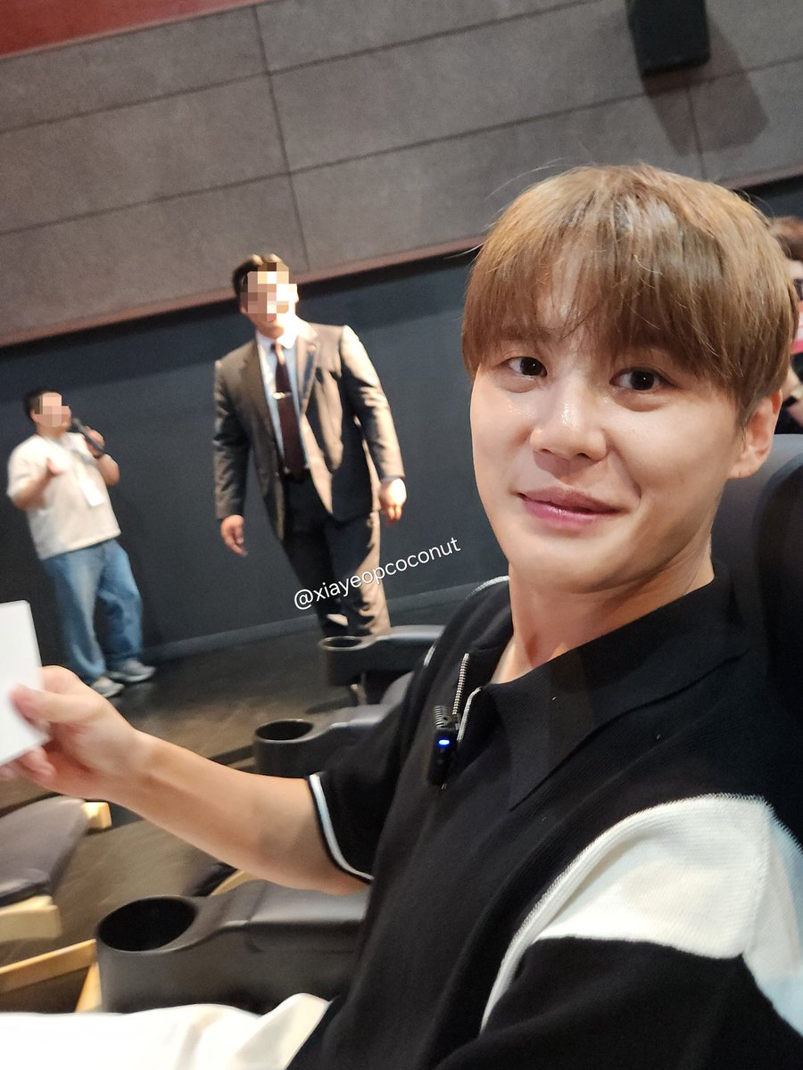 진짜 너무 떨었어서 이 사진 밖에 건지지 못했어요ㅠㅠ 그래도 코코넛분들 공유드리고 싶어서 올려봅니다 그냥 너무 예쁘고 빛이나고 아름다우세요ㅠ 체취는 아쉽게도(?) 애기피부냄새는 아니었구 무향이었어요 정말 그냥 무.향. 근데 비쥬얼이 너무 천상계인!!! 가까이서 보니 진짜 그냥 탑아이돌...