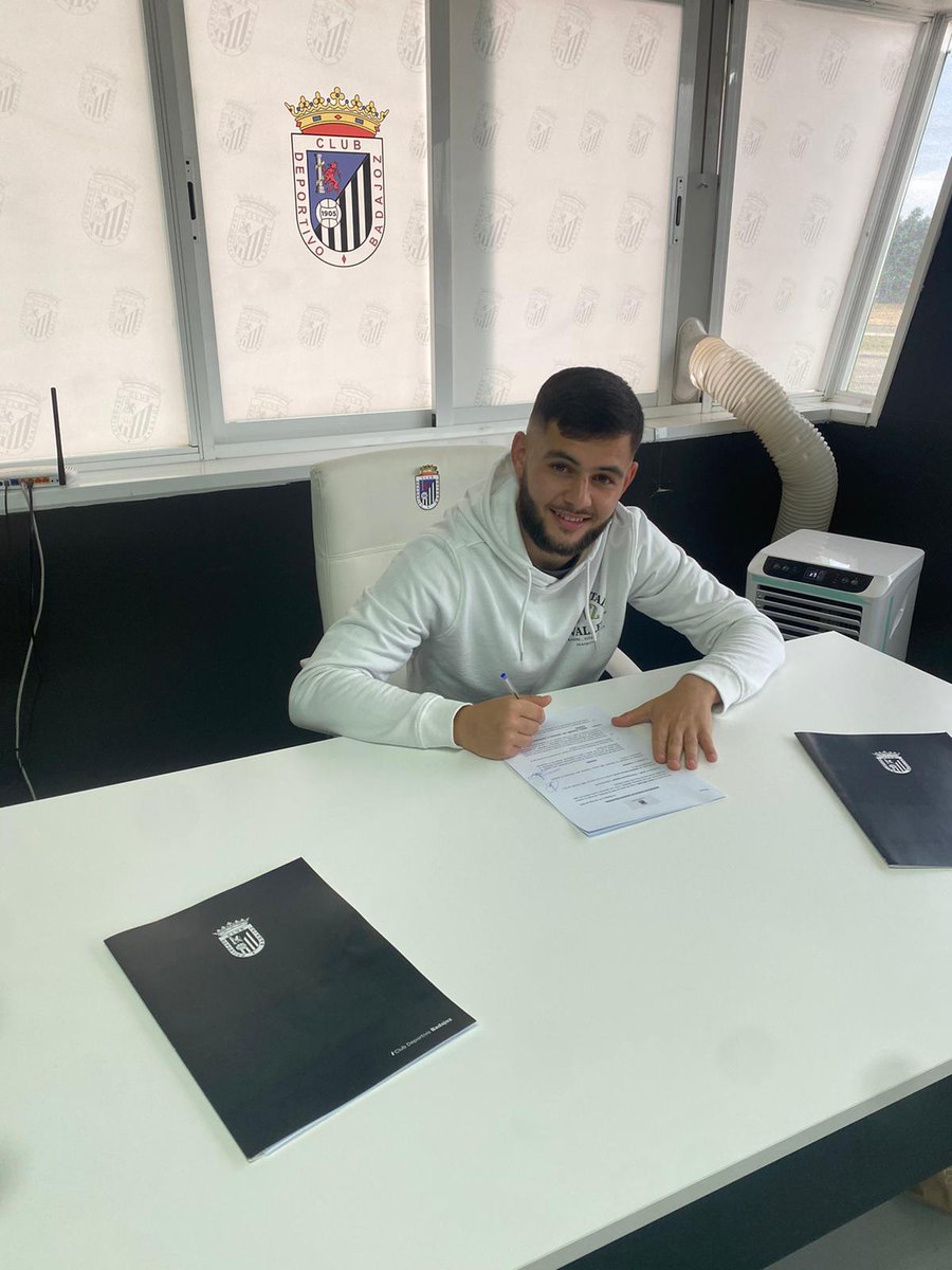 CDBadajoz's tweet photo. 💥 𝗙𝗜𝗖𝗛𝗔𝗝𝗘 | Bermúdez: Vuelve el olfato de gol al Nuevo Vivero.

ℹ️https://t.co/zgOeISc7eM

#BienvenidoBermu #Temporada2425 https://t.co/0S1QNm05h7