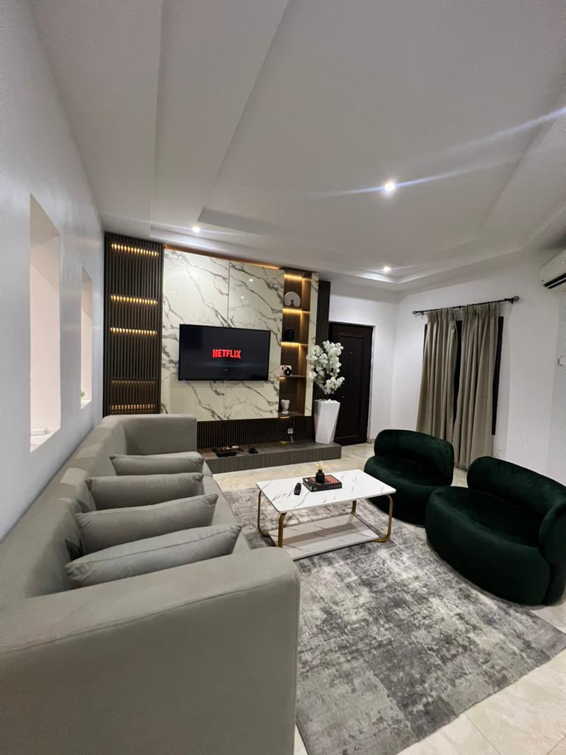 YanfeHomes's tweet photo. 2 bedroom apartment 
Freedom way 

 Features: 
Internet 
DSTv 
Housekeeping 
Power 20hrs 
Inverter 4hrs 
Smart TV 
Balcony https://t.co/MATzSl0tha