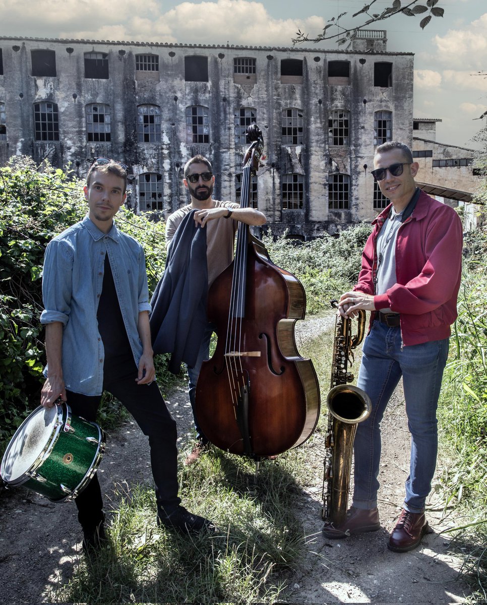 TROjazz3's tweet photo. Ens veiem aquest divendres?
Presentem Segueix l'instint a la @deskomunalcoop de Sants.
Us esperem!

https://t.co/eCUTiTtDvD

@thechangesmusic https://t.co/hXY3hjHBMF