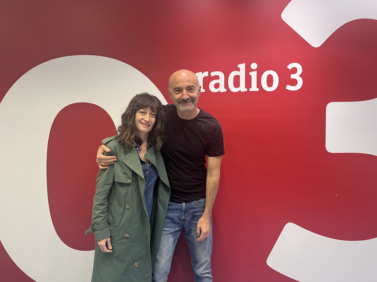 Hoy Empieza Todo 2 (@het2_radio3) on Twitter photo Tenemos al director Rulo Pardo y la actriz Natalia Hernández en el estudio para hablar de su obra de teatro ‘Polar’.
Una historia sobre el cambio climático. Tres historias, tres puntos de vista diferentes...
🎭La podéis ver en los <a href="/TeatrosCanal/">Teatros del Canal ▪️ Comunidad de Madrid</a> Tenemos al director Rulo Pardo y la actriz Natalia Hernández en el estudio para hablar de su obra de teatro ‘Polar’.
Una historia sobre el cambio climático. Tres historias, tres puntos de vista diferentes...
🎭La podéis ver en los <a href="/TeatrosCanal/">Teatros del Canal ▪️ Comunidad de Madrid</a>