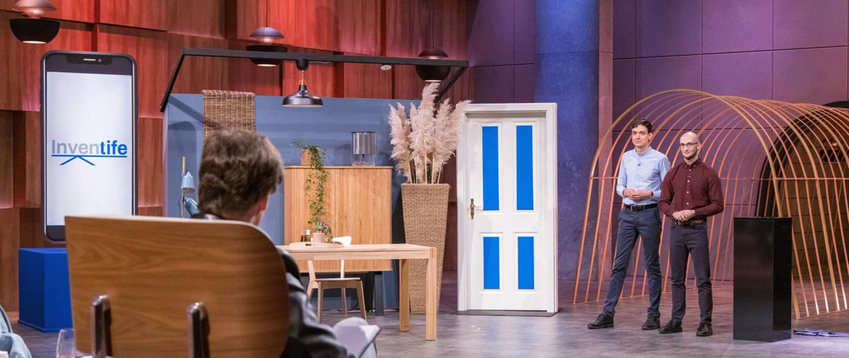 DHDL_info's tweet photo. Gleich bei #dhdl: 
Inventife! Ein Sensor zur Anwesenheitserkennung, der die Effizienz von Heizung und Beleuchtung verbessern soll. Mehr zu Inventife hier: 
https://t.co/6ywi1J43fG https://t.co/EokaSPLyqn