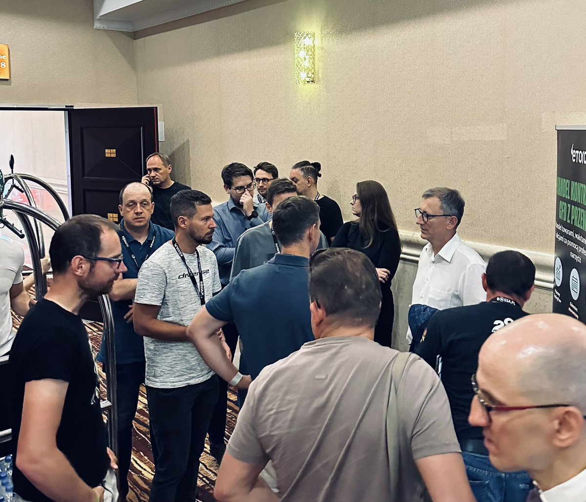 GoslinskiPiotr's tweet photo. #ScopeFluidics #BacterOMIC #smaczek
Akcjonariusze tej spółki lubią rozmawiać o pieniądzach, a jak wiadomo zarząd Scope w tym temacie jest komunikacyjnie dość konserwatywny…
Wczoraj inwestorzy w Karpaczu mieli okazję porozmawiać z Konradem Łapińskim współtwórcą funduszu Total FIZ, który jest również największym akcjonariuszem giełdowego Scope Fluidics. W sesji kuluarowej zapytaliśmy Pana Konrada o jego prywatną wycenę dla projektu BacterOMIC.
Chwilę myślał i odpowiedział, że to ciężkie pytanie…
Dopytaliśmy zaraz czy w takim razie spodziewa się wyższych parametrów finansowych przy ewentualnej transakcji niż przy sprzedaży projektu PCR | ONE (100 mln $ płatność z góry i 70 mln $ płatne w kamieniach milowych)?
Odpowiedział, że czas pokaże, ale zawsze należy mieć apetyt na więcej.
Więcej nie udało się wyrwać, ale o to chyba gramy na tym temacie :)
Ps. Zdjęcie pochodzi z drugiej sesji Q&A już poza główną salą
Cc: @gdansk_marcin @pablos_83 @Marciniak_k @Marcin31784435