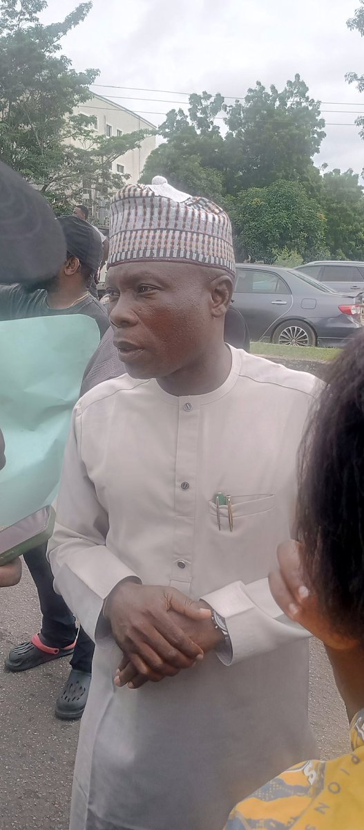 officialtamtv's tweet image. Ondo State Commissioner for youths and sports;  Hon. Saka Yusuf Ogunleye us present at the protest addressing youths.
Cc: @YemieFash @BrosYomi
@EmiolaOlamidun
#EndEFCCBrutality #EndEFCC