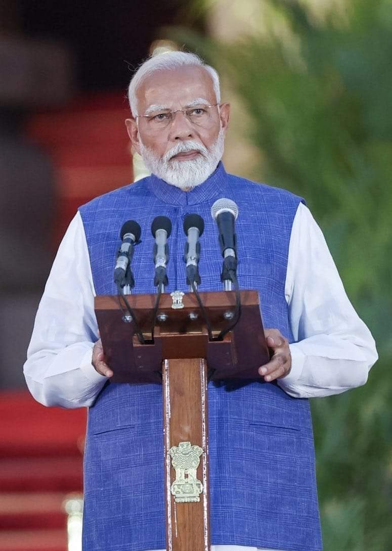 Surajkumar3438's tweet photo. भारत के प्रधानमंत्री के रूप में तीसरी बार शपथ लेने के लिए आपको बहुत बहुत बधाई। इस नए कार्यकाल में मिथिला सहित देश के विभिन्न हिस्सों में विकास की कार्य बढ़ता रहें, हमरा यह देश जल्द ही विकसित देश की श्रेणी में पहुँचे ऐसी अभिलाषा के साथ पुनः आपको हार्दिक शुभकामना।💐 @narendramodi https://t.co/K7EJ9zvLYv