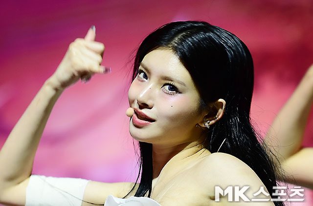 evglowz's tweet photo. YIREN: This is a completely different style from what we usually did so I was worried if we can show the cold and chic side of this song when I first listened to it. We have looked at lots of references and experimented scary facial expressions in the mirror. https://t.co/aTMZgHTwOT