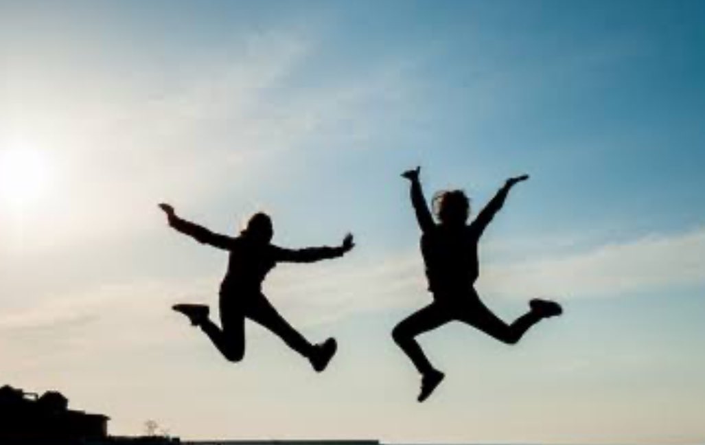 Arkadaşımın eğitim görevlisi kadrosu az önce onaylandı. Baktım sevinemiyor, gel kapıya çıkalım dedim.
Çığlık çığlığa zıplayarak sevindik