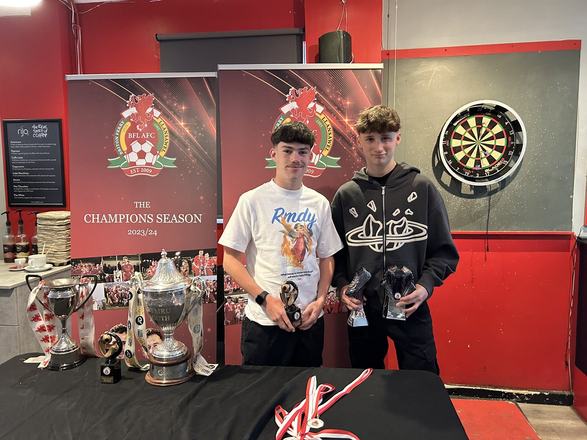 19mason73's tweet photo. Presentation last night for @bflacademy U16s.
Congratulations to the award winners.
#topscorer
#players player and coaches POY. 🙌🏅🏆. Thanks to @LukeyBowen for helping out  👍
@BarRed2012 https://t.co/k9Va2hmfwW