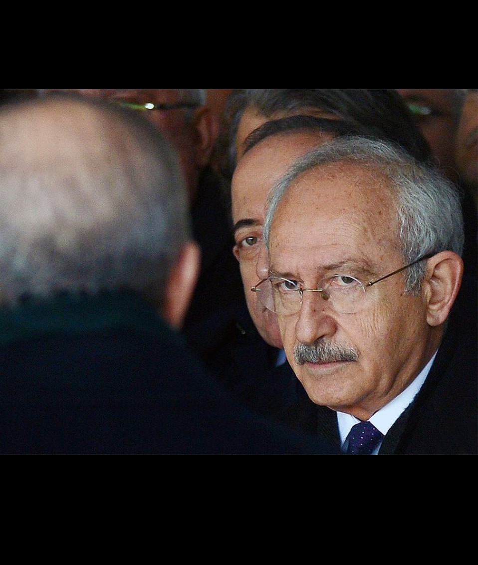 60_Ali_Emiroglu's tweet photo. Kılıçdaroğlu nun gündem yaptığı konular neydi, #5li çete, #Sadat, #mafya suç çeteleri, #uyuşturucu, #istilacı arap afrikalı yamyamlar, #damatlar çocukların vakıfları, #hazineden çalınan 418 milyar dolar.
Özgür özel ve İmamoğlu nun ağzına almadıkları anlamadıkları herşey.
Sonuç!.. https://t.co/0YtSkkcpLu